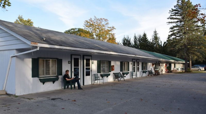 The Foothills Cafe & Motel (Foot Hills Motel) - Web Listing (newer photo)